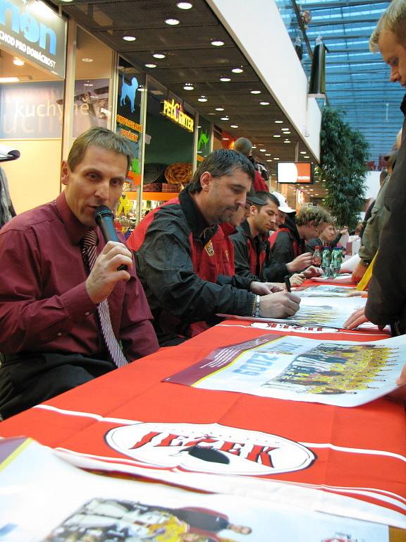 Nedělní autogramiáda jihlavské Dukly v prostorách City Parku Jihlava 