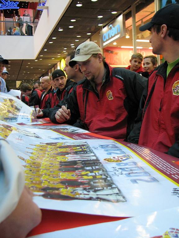 Nedělní autogramiáda jihlavské Dukly v prostorách City Parku Jihlava 