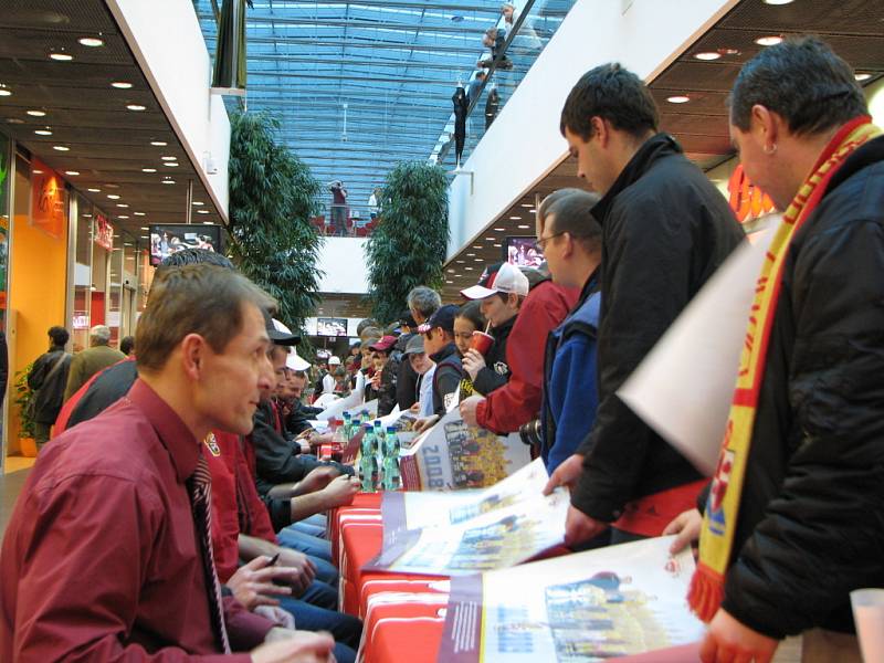 Nedělní autogramiáda jihlavské Dukly v prostorách City Parku Jihlava 