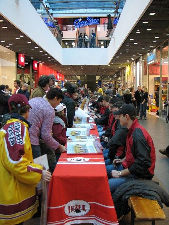 Nedělní autogramiáda jihlavské Dukly v prostorách City Parku Jihlava 