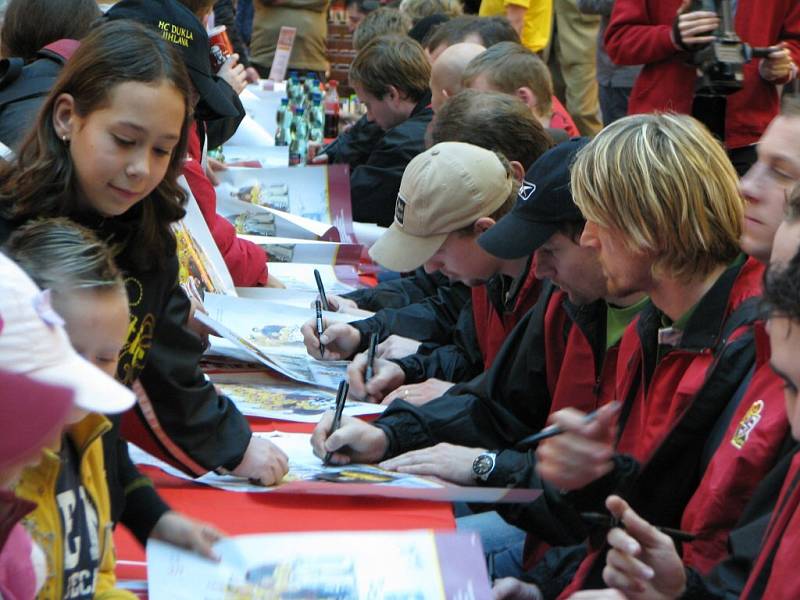 Nedělní autogramiáda jihlavské Dukly v prostorách City Parku Jihlava 