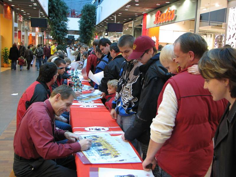 Nedělní autogramiáda jihlavské Dukly v prostorách City Parku Jihlava 