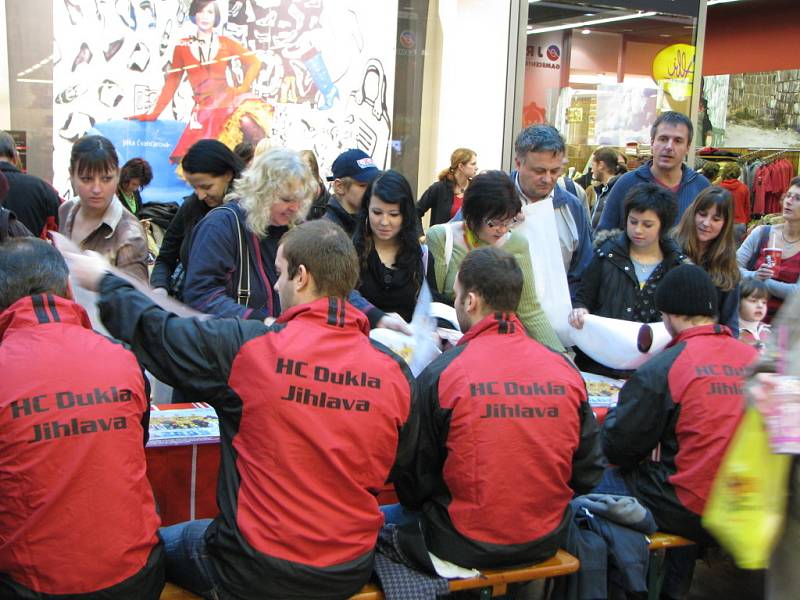 Nedělní autogramiáda jihlavské Dukly v prostorách City Parku Jihlava 