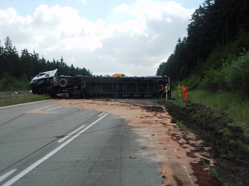 Z nákladního auta mělo podle informací Deníku vytéct kolem 600 litrů nafty.