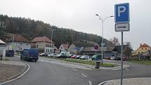 Dopravní terminál nedaleko náměstí v Brtnici už slouží svému účelu, ne všichni řidiči ale přestali parkovat na náměstí.