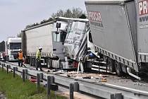 Hromadná nehoda tří kamionů a dvou dodávek na 126. kilometru D1 zastavila 22. dubna odpoledne provoz ve směru na Brno.