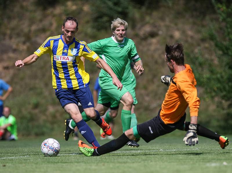 Fotbalisté Dobronína (vlevo Tomáš Sedláček) vyhráli derby v Kostelci 3:2.