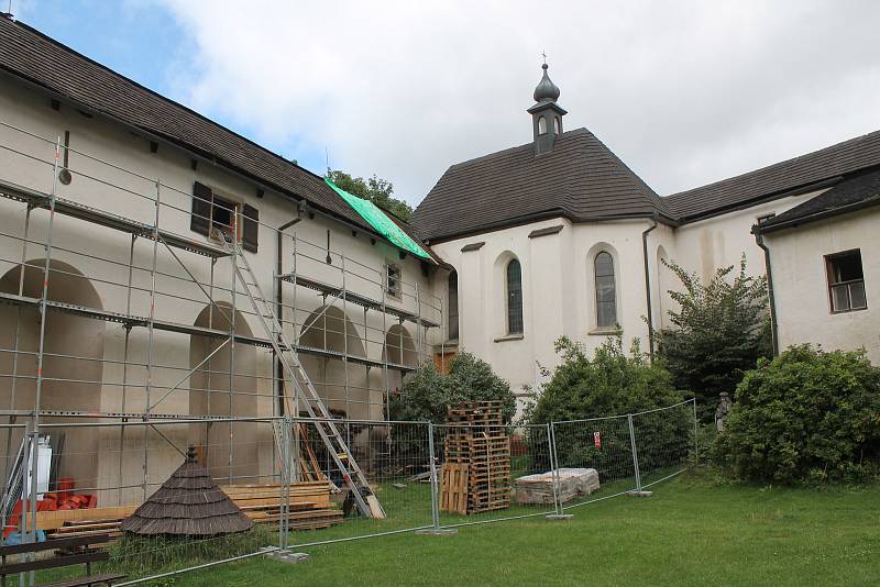 Polovinu hradu Roštejn v současné době obsadili dělníci. Na malém a velkém ochozu, v kapli a botanickém sále se pustili do celkové obnovy hradu, projekt chce navázat na dobu před vyhořením v roce 1915.