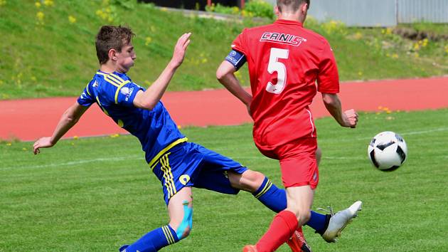 Jihlavský výběr U19 (v modrém) na svém hřišti překvapil favorizovanou Ostravu, které povolil pouze zisk jednoho bodu. Ty zbylé dva brala po penaltách Vysočina.