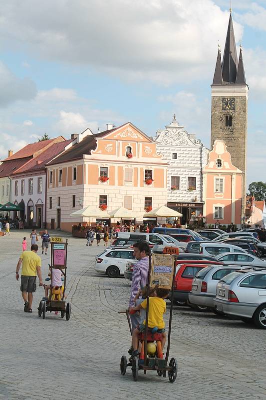 Samoobslužné kozí taxi byla kárka, na které je vyřezávaná koza a rodiče mohou za dvacku tahat své ratolesti po náměstí.