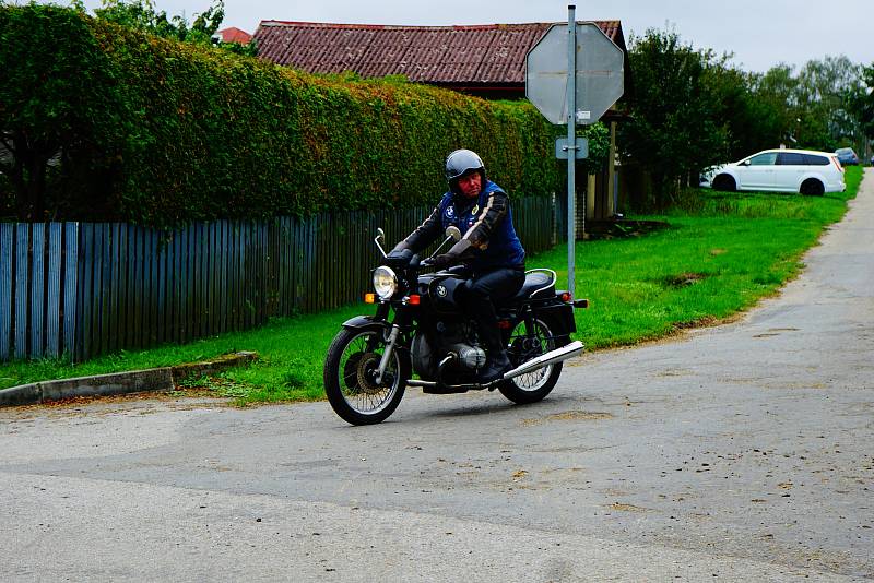 Po Jihlavsku se projížděla veteránská auta a motorky.