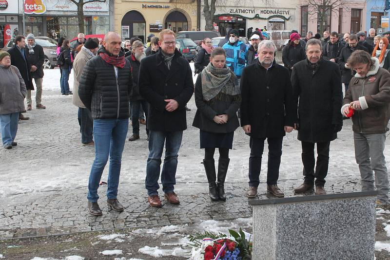 Svíčku položila primátorka, všichni náměstci a také někteří zastupitelé. Foto: Deník/Martin Singr