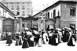 Každodenní jihlavský obrázek z časů Rakousko-Uherska: Ženy odcházejí domů z ranní směny v tabákové továrně.