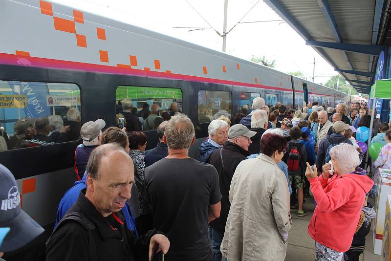 Zájem veřejnosti o rychlovlak byl obrovský.