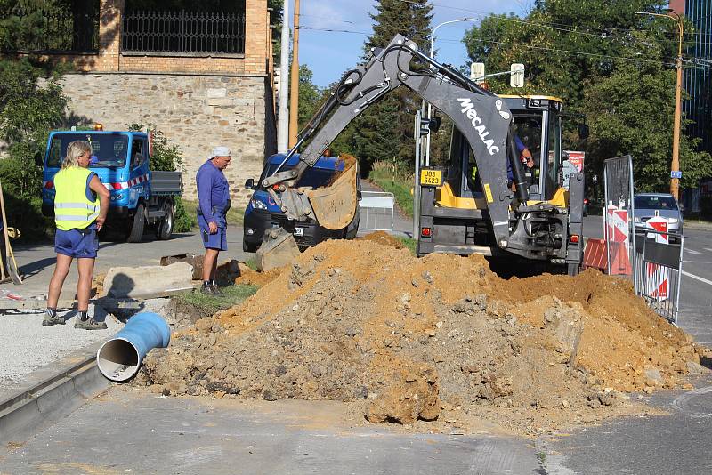 Služby města Jihlavy nyní pracují v Žižkově ulici, minulý týden se tam roztrhlo potrubí pod autobusovou zastávkou.