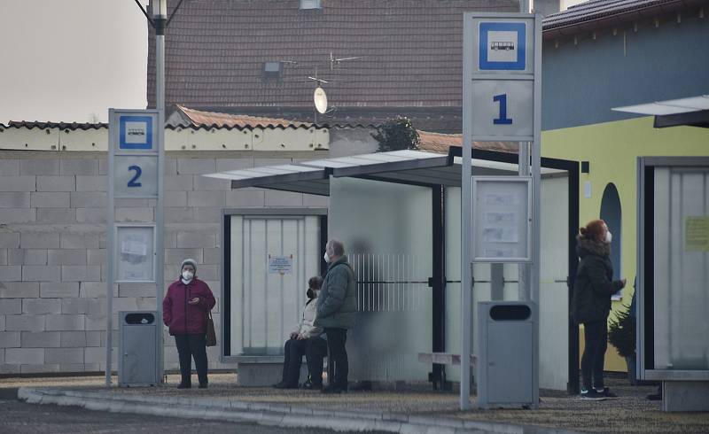 Lidé na zastávce v Jaroměřicích měli respirátor nasazený.