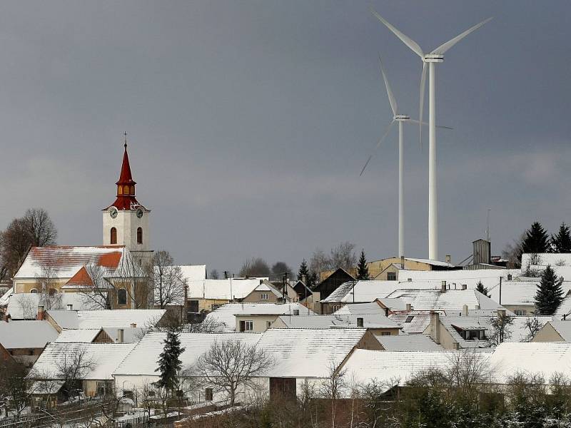 Větrné elektrárny v Pavlově na Jihlavsku (na snímku) jsou v zimě nebezpečné.