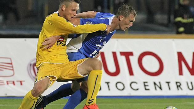 Útočník Stanislav Tecl (na snímku v souboji s ostravským Lukášem Droppou) zaznamenal v Teplicích už svoji devátou ligovou trefu. Tentokráte to ale na body nestačilo, Teplice zvítězily 3:1.