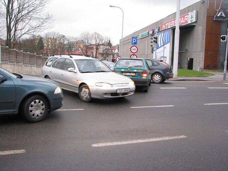 Nákupní horečka o víkendu se stříbrnou nedělí způsobila v sobotu několikrát před odbočkou z Brněnské ulice do podzemních parkovacích prostor City parku dopravní komplikace.