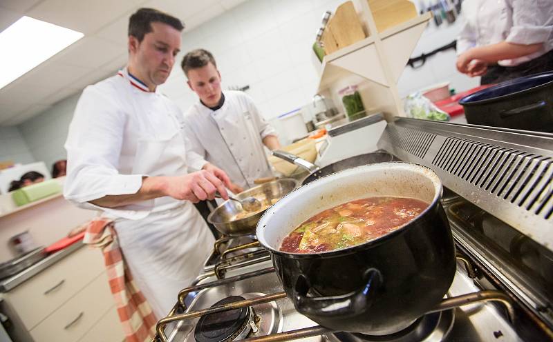 Francouzský šéfkuchař Philippe Mille, držitel dvou michelinských hvězd učil vařit studenty gastronomie na Vysočině.