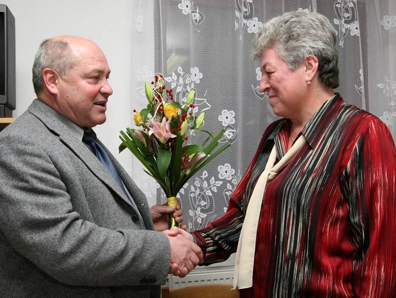 Volba nového starosty Brtnice. Starosta Stanislav Jirků je vlevo, odstupující Marie Kružíková vpravo.