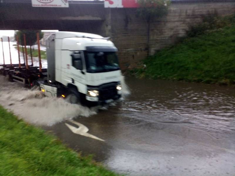 Voda pod viaduktem v Pelhřimově. Foto: Michal Hyžák