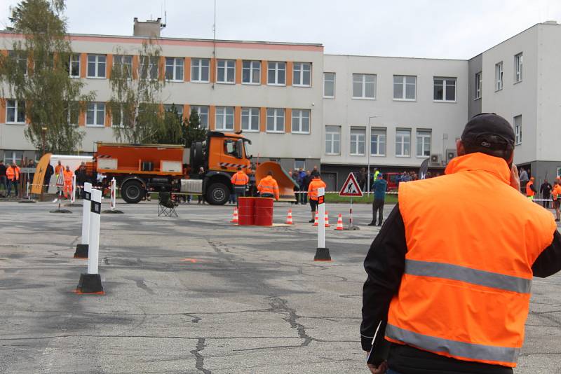 Cestářské rodeo je každoroční akcí, při které řidiči za volantem sypačů ukážou, co umí.