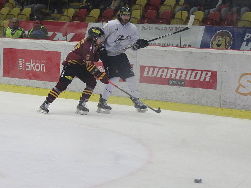 První semifinálové utkání play-off Chance ligy mezi HC Dukla Jihlava a HC Baník Sokolov.