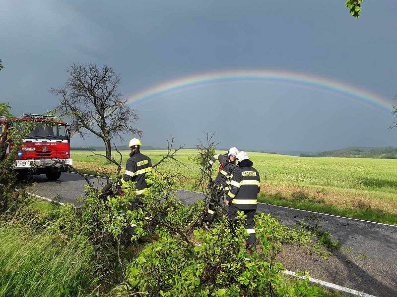 V souvislosti s počasím zasahovali hasiči na Vysočině v průběhu pondělního odpoledne a večera u devadesáti událostí. Nejčastěji na na Třebíčsku a Jihlavsku.