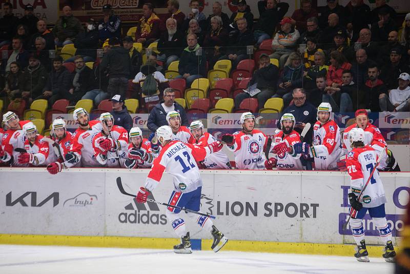 Středeční prvoligové derby mezi hokejisty Dukly Jihlava (ve vínových dresech) a Horácké Slavia Třebíč rozhodly až samostatné nájezdy.