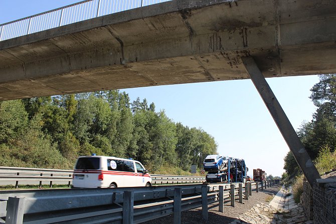 Most přes dálnici D1 u  Řehořova je ve špatném stavu a brzy půjde k zemi.