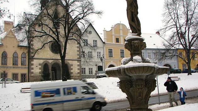 Nejdůležitější ze všeho jsou čisté silnice a schůdné chodníky v centrech měst, kde je největší provoz a pohyb obyvatel. Na snímku Sezimovo náměstí v Polné.