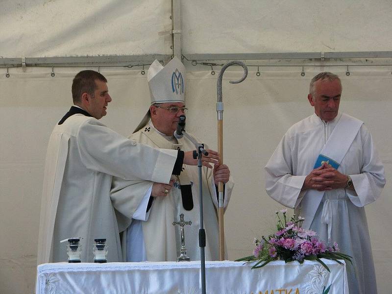 Zástupy domácích i přespolních přivítaly dnes ve Věžnici na Polensku na  Věžnické pouti arcibiskupa pražského a Primase českého Dominika Duku, jenž ve stanu pod širým nebem na zaplněné návsi sloužil mši svatou. 