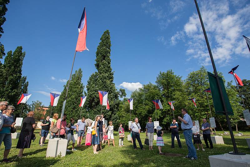 Komentovaná prohlídka výstavy Stovka, kterou prováděl historik Michal Stehlík.