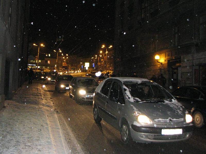 Doprava v Jihlavě ve středu navečer kolabuje. Na dálnici D1 u Jihlavy ve směru na Brno se totiž v odpoledních hodinách srazilo několik aut.