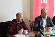 Advokát Jaroslav Homolka (vlevo) a primátor Petr Ryška došli k dohodě, obyvatelé Tyršovy ulice vezmou své námitky proti stavbě Horácké arény zpět.