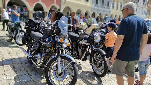 Do historické Telče zavítaly motocykly britské značky Norton.