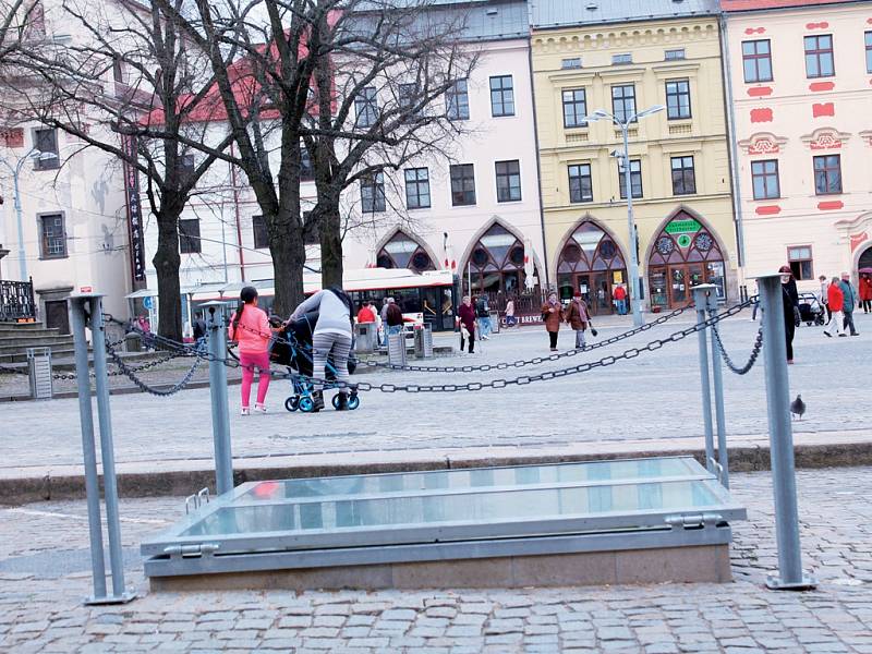 Železobetonové šachty na jihlavském náměstí jsou zakryté sklem, které se rosí. Jeden ze dvou průhledů stojí na parkovišti, kde zabírá dvě parkovací stání.