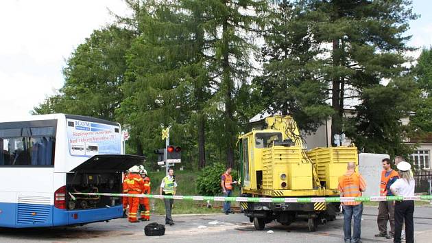 V Třešti se srazil autobus s drezínou.