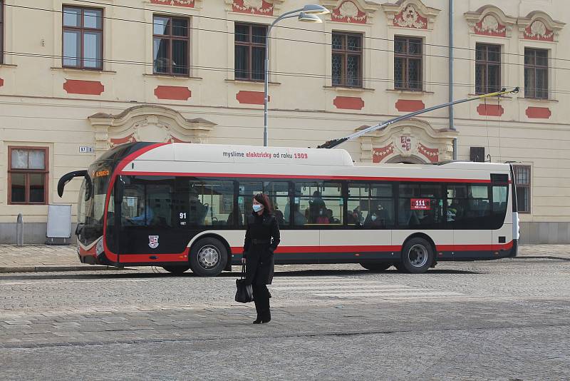 Cestující v jihlavské MHD mají od čtvrtka 25. února novou povinnost - používat respirátory nebo dvě roušky.