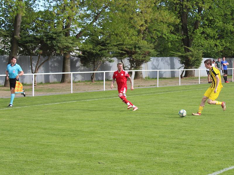 Ve šlágru 22. kola krajského přeboru Vysočiny se v existenčním duelu střetly Sokol Bedřichov (ve žlutém) a HFK Třebíč.