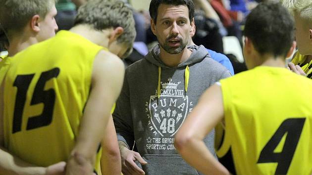 Výzva. Trenér basketbalových juniorů BC Vysočina Jiří Procházka ví, že extraliga nebude procházka růžovým sadem. Nicméně je za těžkou zkoušku velmi rád. „Případné porážky musí hráče spíš posílit a donutit, aby víc trénovali,“ říká. 