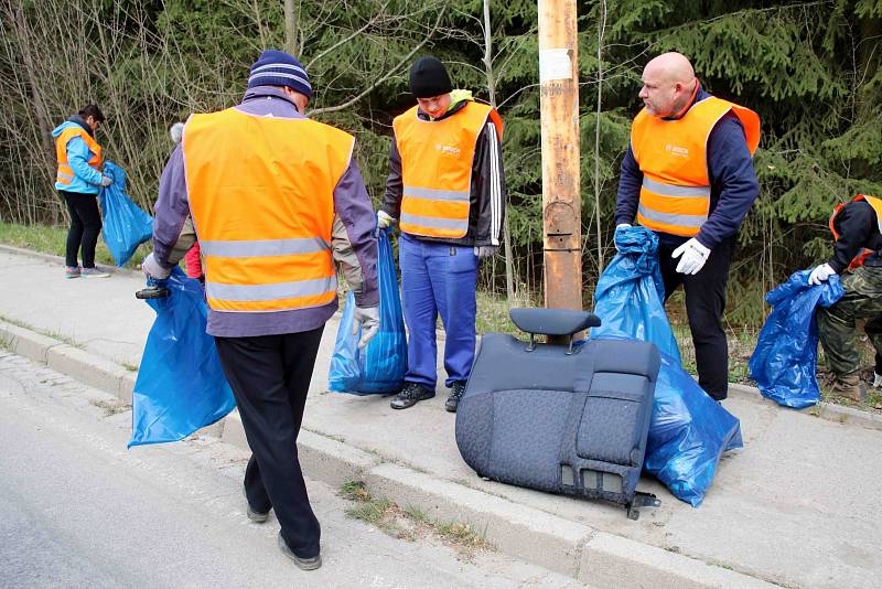 Účastníci akce Čistá Vysočina konané dne 13. dubna 2019 na závodě 3.