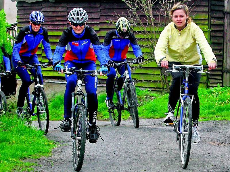 Reportérka Deníku Markéta Hůrková (ve žlutém) na cyklo tréninku s Martinou Sáblíkovou (v čele).