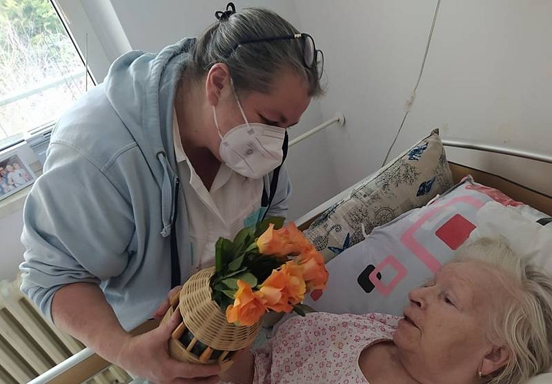 Klientky v domově pro seniory na Lesnově se dočkaly květinového překvapení k Mezinárodnímu dni žen.