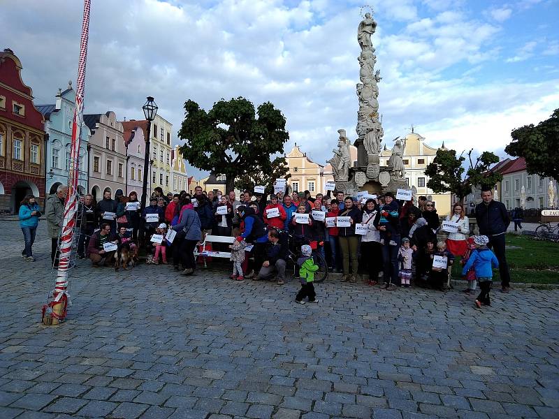 Květnové demonstrace na náměstí Zachariáše z Hradce v Telči. Foto: archiv Jany Kindlové