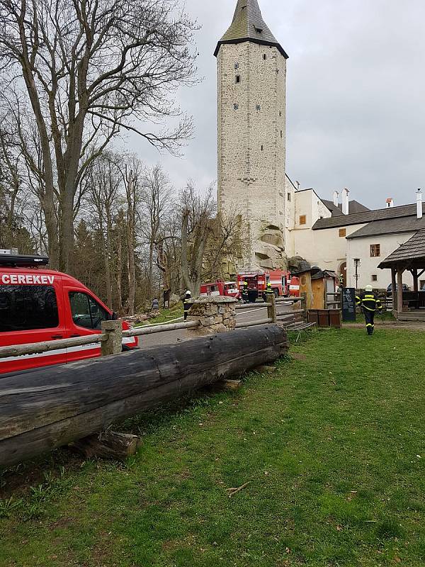 V pondělí 25. dubna se cvičně hasil hrad Roštejn.