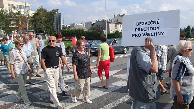 Při řádně ohlášené akci včera asi sto lidí blokovalo přechody v Masarykově a Pražské ulici.