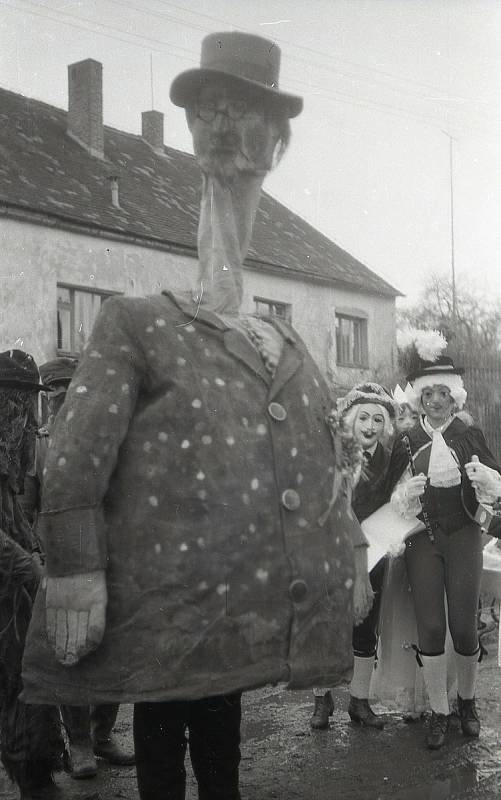 Masopustní veselí začíná po Třech králích. Průvody už druhým rokem nejsou, připomenout si je můžeme na historických fotkách. Tyto z Jezdovic u Třeště.