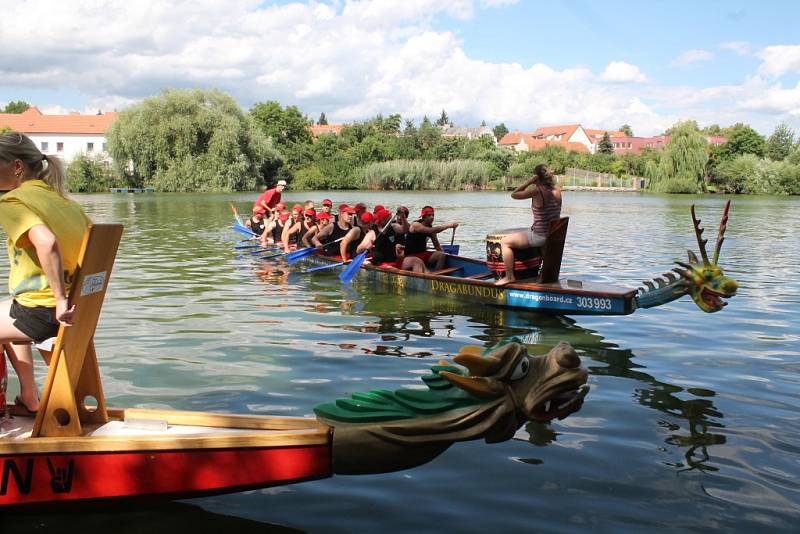 Na závodu Dračích lodí v Telči nechyběli týmům ani fanoušci. Ti stáli na břehu a svoje favority hlasitě podporovali. Osmnáctičlenná družstva dostala vždy jednoho kormidelníka a bubenici, pokud si ji nepřivezla s sebou, jako například Dračičáci z Dačic.